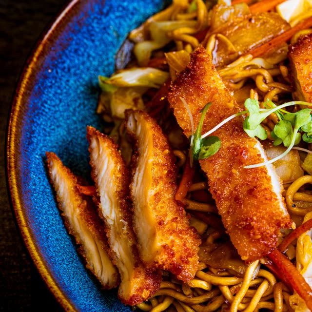 M27 · Fried noodles with crispy chicken breast & vegetables