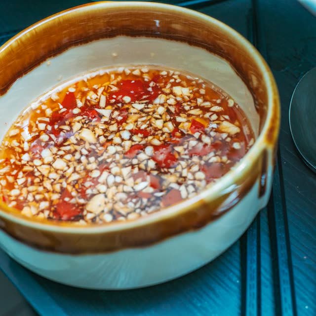 Sweet-and-sour sauce / Hot chilli sauce