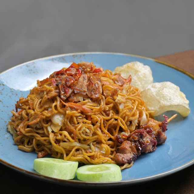 26 · Bami Goreng: chicken, pork, beef, prawns, vegetables & curry (mildly spicy)