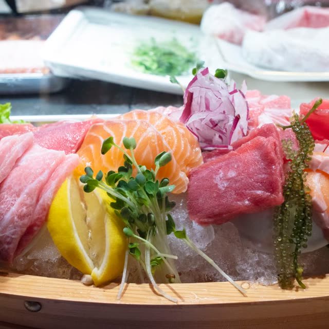 902 · Sashimi mix – salmon, tuna fillet