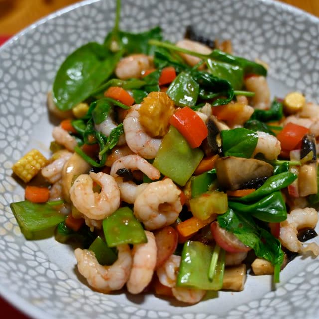 V9 · Tom Xao Sa Ot – prawns with lemongrass & chilli, Asian vegetables, served with rice