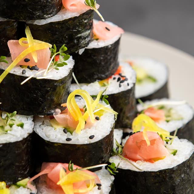 200 · Paprika Maki with bell pepper and sesame