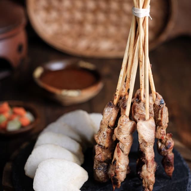 07a · Two chicken skewers with peanut sauce