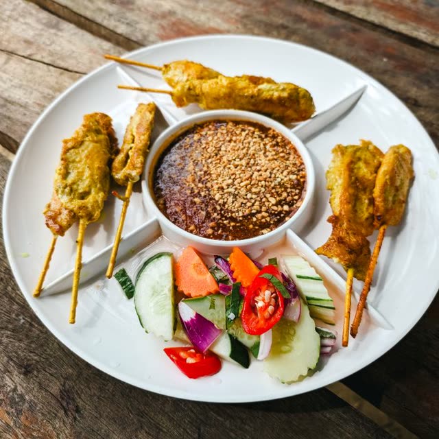 M44 · Chicken breast in peanut sauce with rice