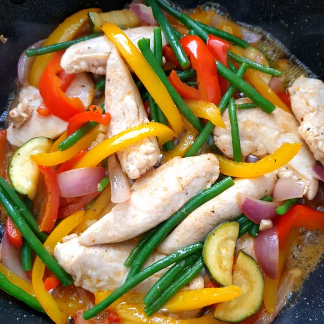 M41 · Chicken breast in chop suey sauce with rice