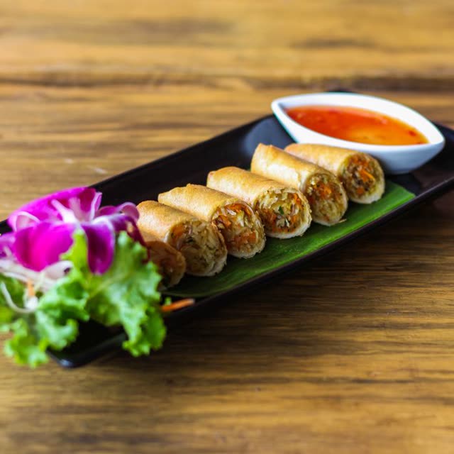 06 · Spring rolls with minced meat (2 pcs)