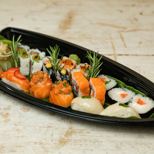 B6 · 6 pcs salmon maki, 6 pcs tuna maki, 6 pcs surimi crab maki