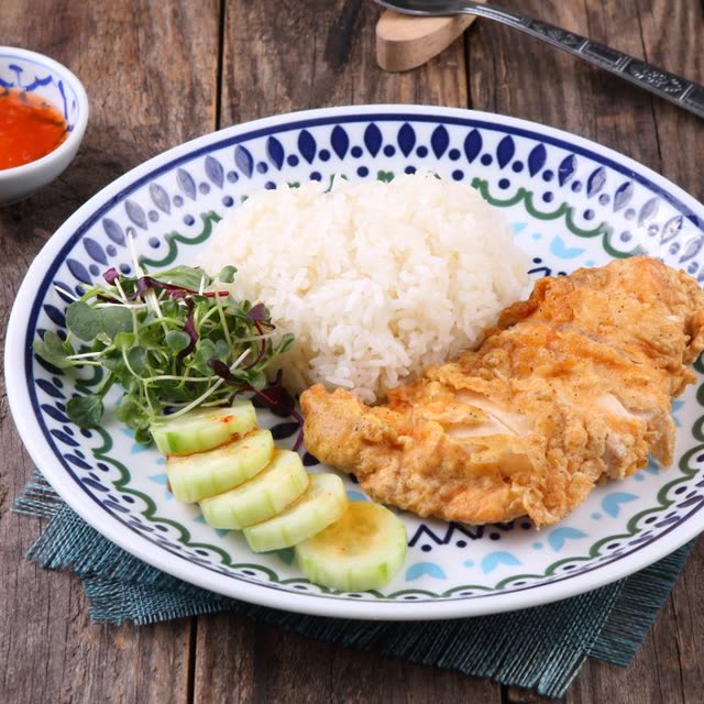 M51 · Crispy chicken breast with rice & chop suey sauce