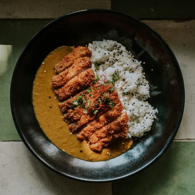 M52 · Crispy chicken breast with rice & curry sauce