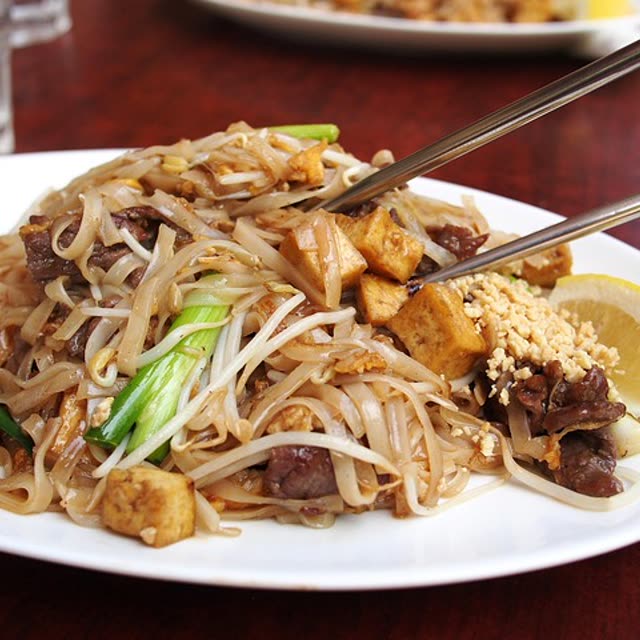 25 · with chicken, pork, beef, prawns & vegetables (garlic, spicy)