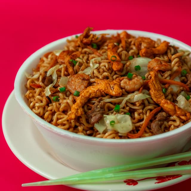 M21 · Fried noodles with chicken & vegetables